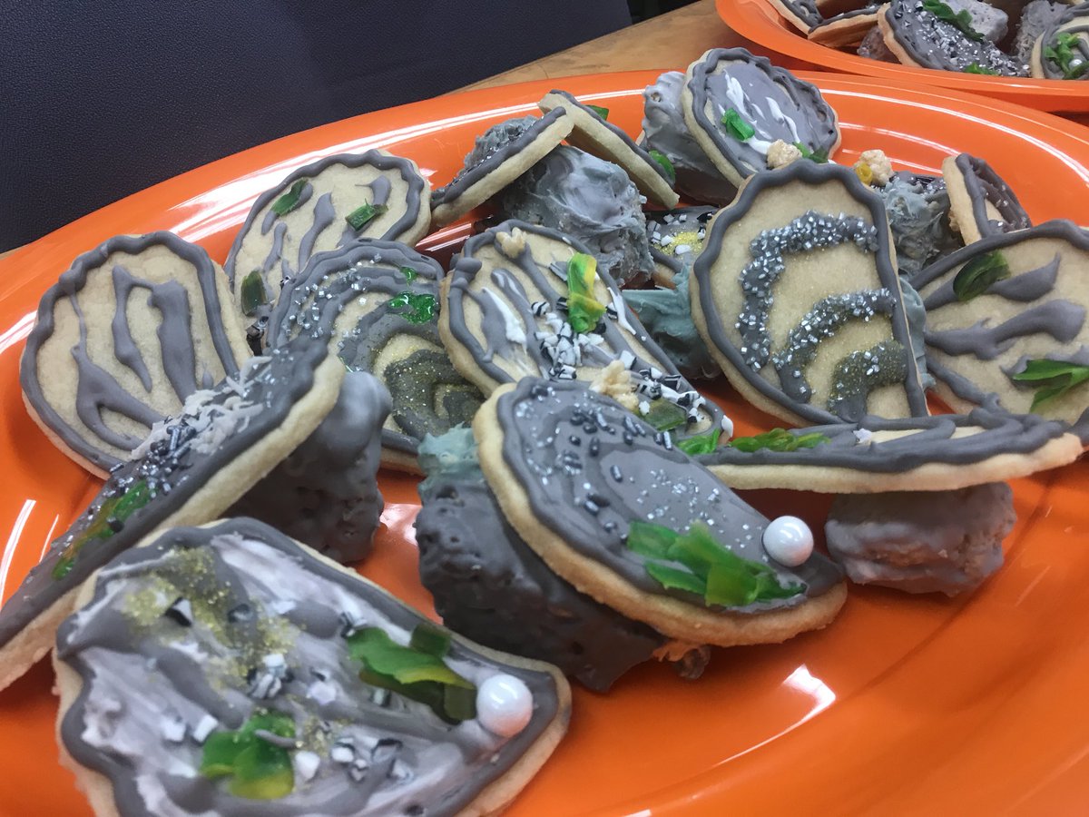 epvoigt's tweet photo. Excited for @sjtheuer defense today! Complete with cookie #oyster reef #egglab @EgglestonLab https://t.co/jbDnvYnDJM