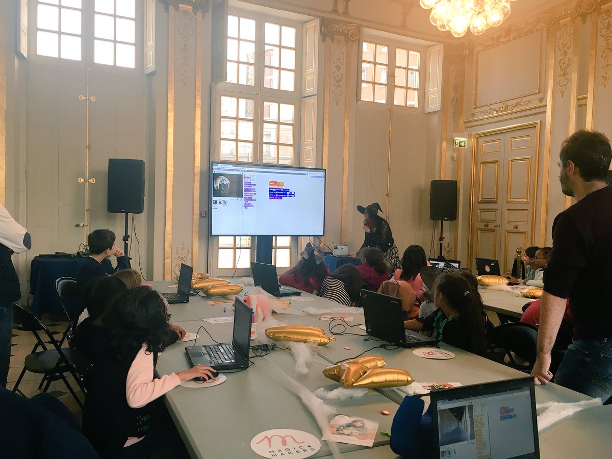 DanielaGuengant's tweet photo. Notre magic-sorcière du code @LapertManon de @MagicMakersAt / Coding-goûter d’Halloween à la @villeclichy #jesuismaker #code ✨💻🎃🎉 https://t.co/J4syrKnvCW