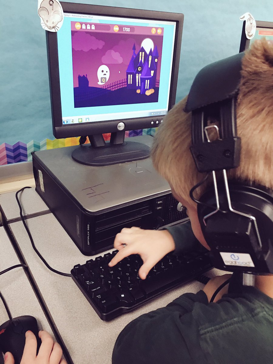 MsGaryKinderTec's tweet photo. Just a little ghost typing on Halloween 👻 #Halloween2017 #KinderTech https://t.co/uocrjfEAFt
