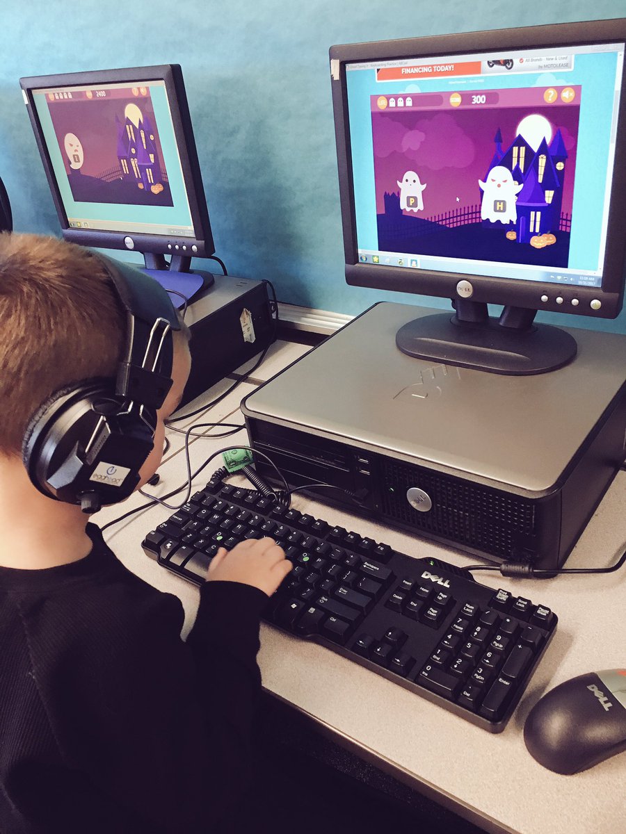 MsGaryKinderTec's tweet photo. Just a little ghost typing on Halloween 👻 #Halloween2017 #KinderTech https://t.co/uocrjfEAFt