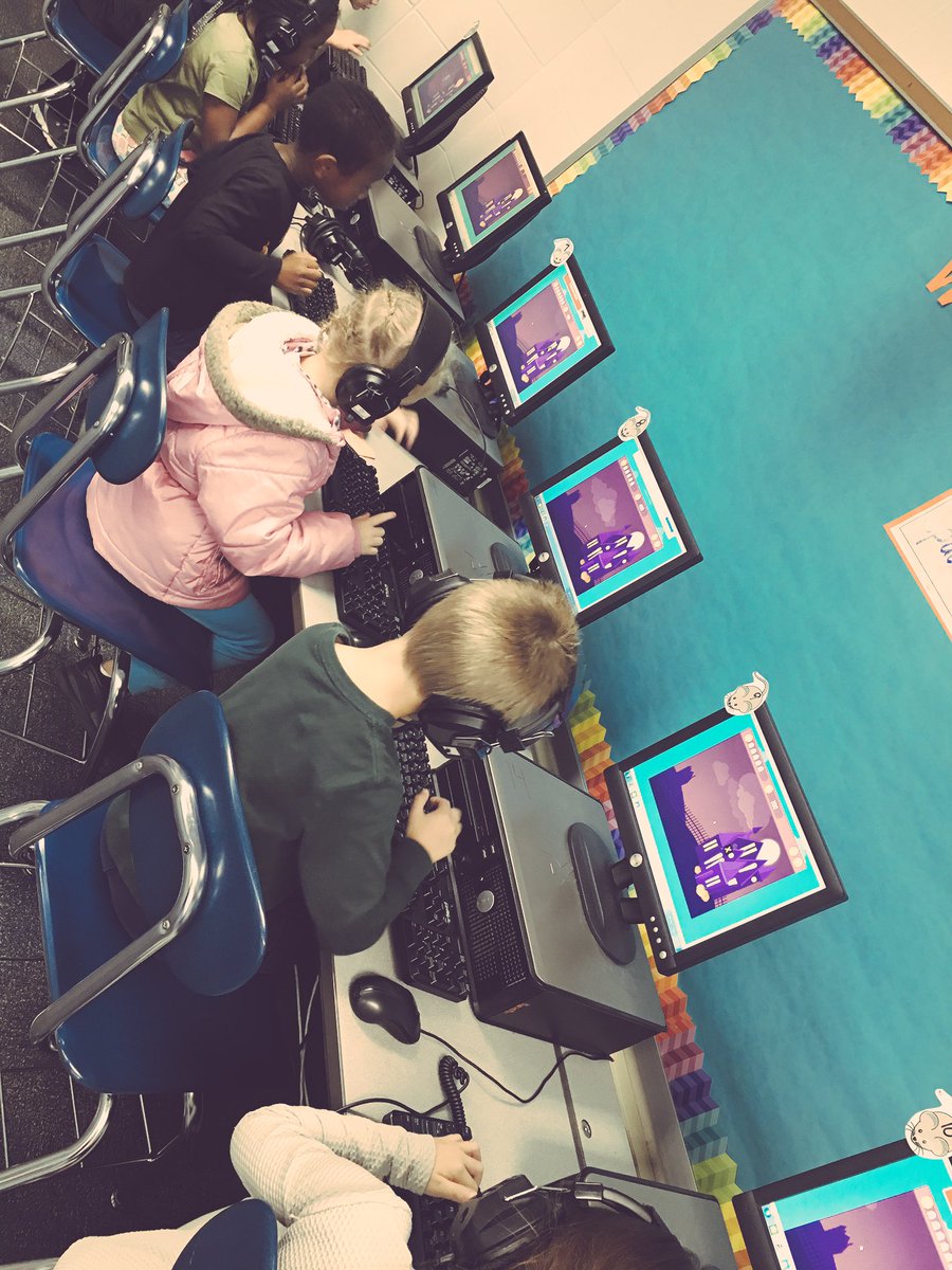MsGaryKinderTec's tweet photo. Just a little ghost typing on Halloween 👻 #Halloween2017 #KinderTech https://t.co/uocrjfEAFt