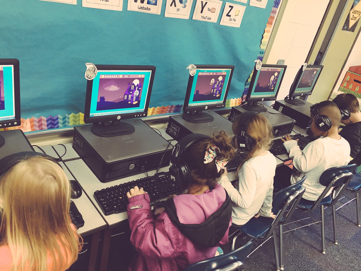 MsGaryKinderTec's tweet photo. Just a little ghost typing on Halloween 👻 #Halloween2017 #KinderTech https://t.co/uocrjfEAFt