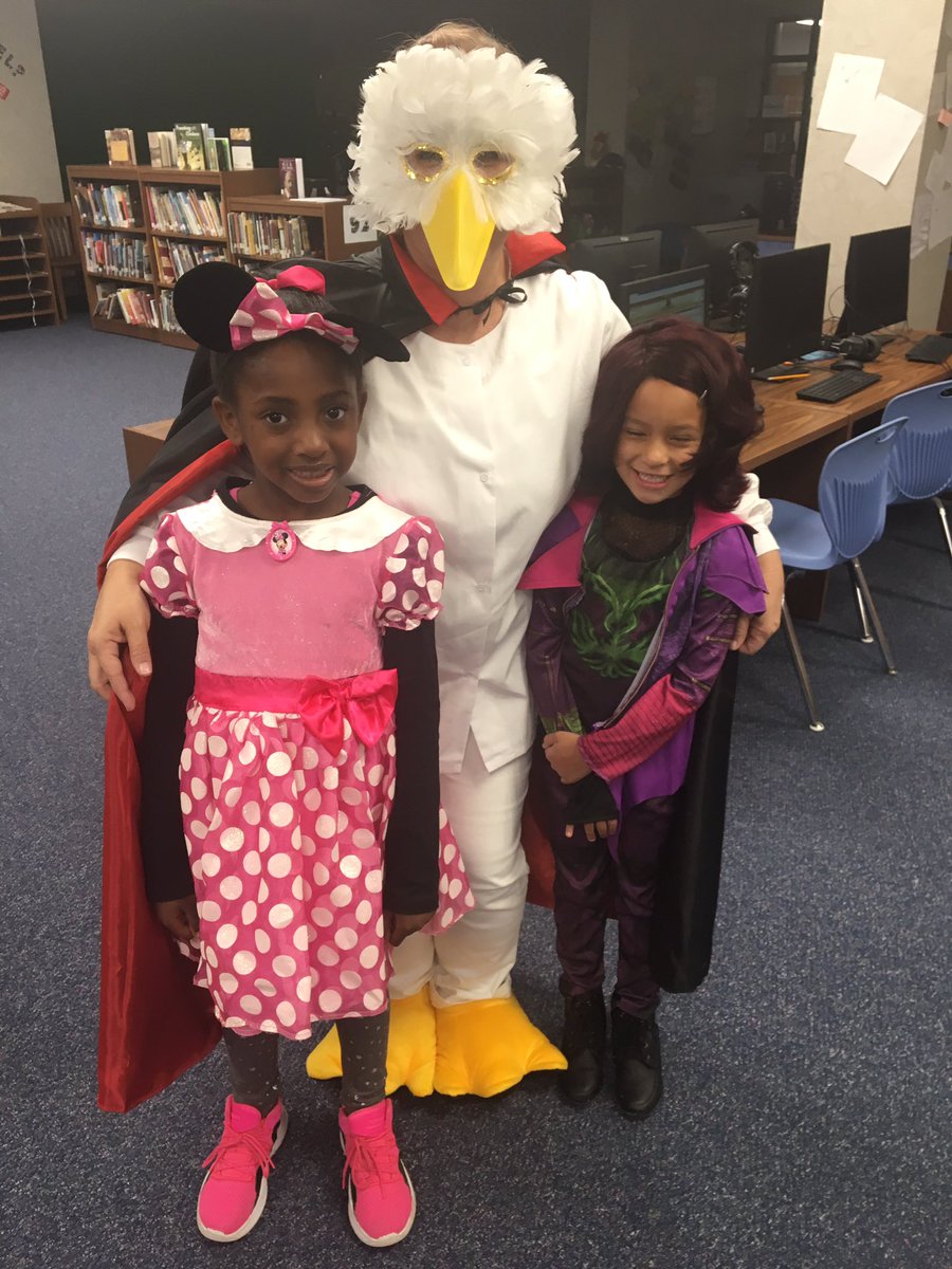 Vaughanbooklady's tweet photo. Storybook Character dress up day at Vaughan! #learningisfun #vikingslovelearning #justread @VikingsofMOVE https://t.co/mCafUcGZFX