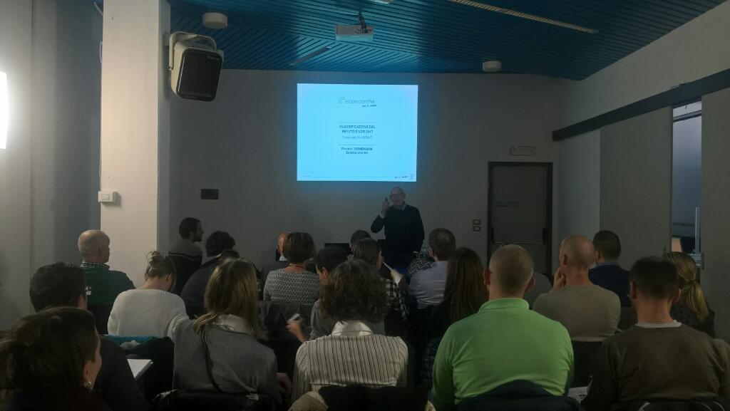 ecoricerche's tweet photo. #RosarioDemeneghi presenta #caratterizzazione e #adr al #corso sui #rifiuti a @longaronefiere con #GreenSolutions https://t.co/dRRtdFsTnp