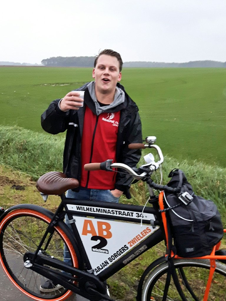 DJ Patrick Wolda van <a href="/echteradio/">Simone FM</a> voorzien van koffie. #simonefm