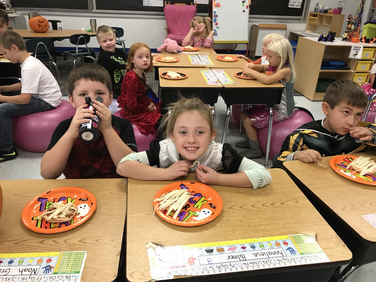 MrsD1stgrade's tweet photo. Mummy pizzas https://t.co/gkUuc3O8he