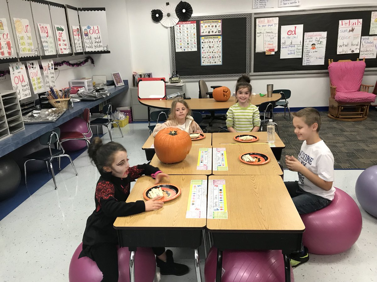 MrsD1stgrade's tweet photo. Mummy pizzas https://t.co/gkUuc3O8he