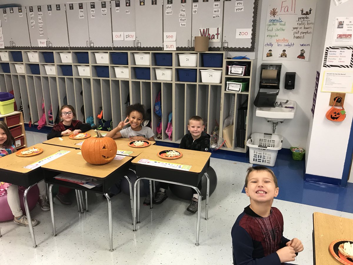 MrsD1stgrade's tweet photo. Mummy pizzas https://t.co/gkUuc3O8he