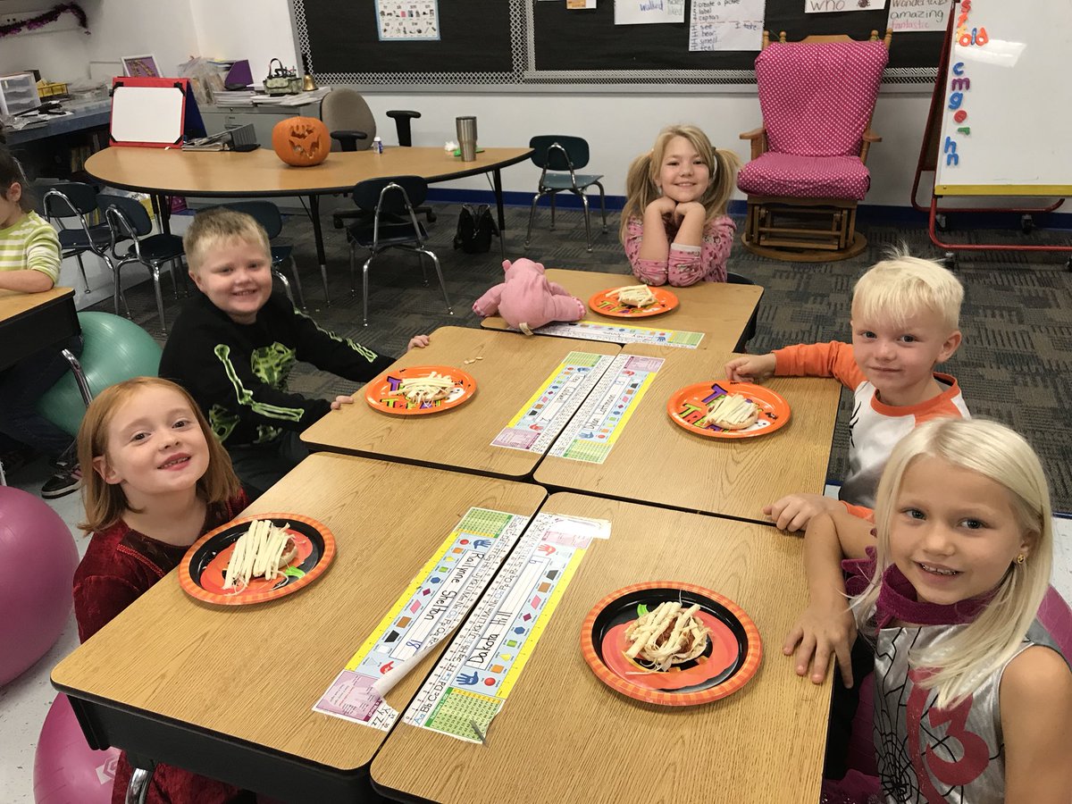 MrsD1stgrade's tweet photo. Mummy pizzas https://t.co/gkUuc3O8he