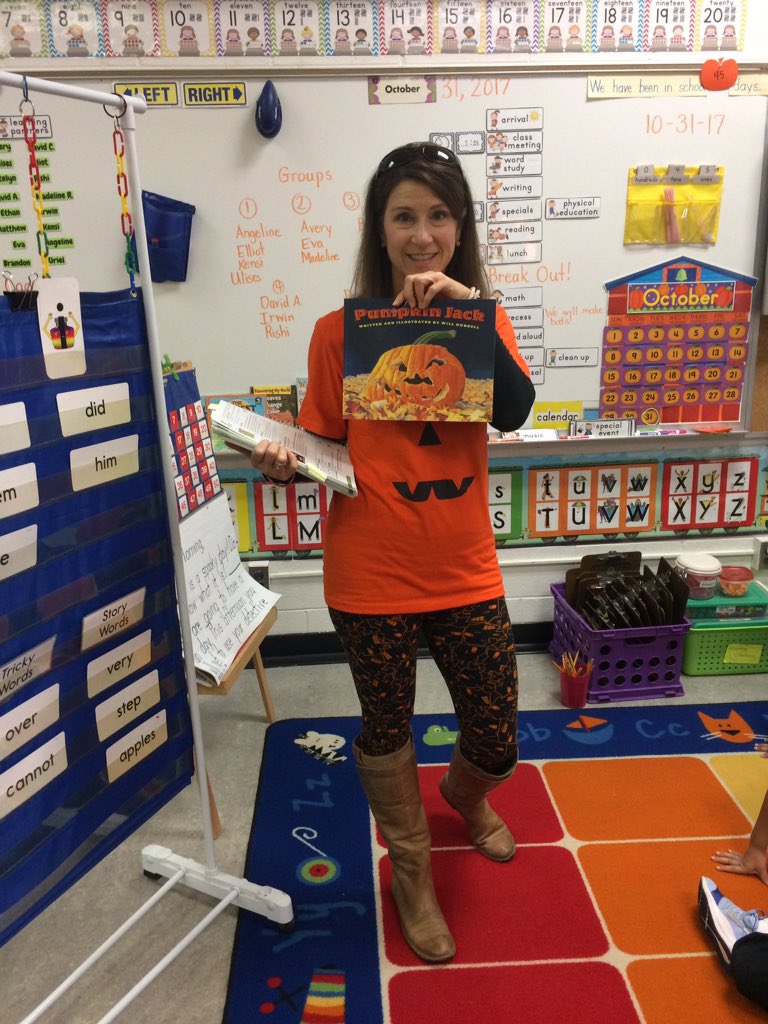 mgollnick1's tweet photo. @NHVoyagers Pumpkin pals! #teacherfriends #twentyplusyears! https://t.co/Q55B6tqjxu