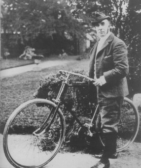 永月弥生 オスカー ワイルドとの関係が有名なボジーこと三男アルフレッド ダグラス卿 秘書として仕えた現役英国首相と愛人関係の噂ある長兄フランシス卿 マッチョ至上の父クインズベリー卿と話合わないわな 米国で自立してたのにワイルド先生との泥沼