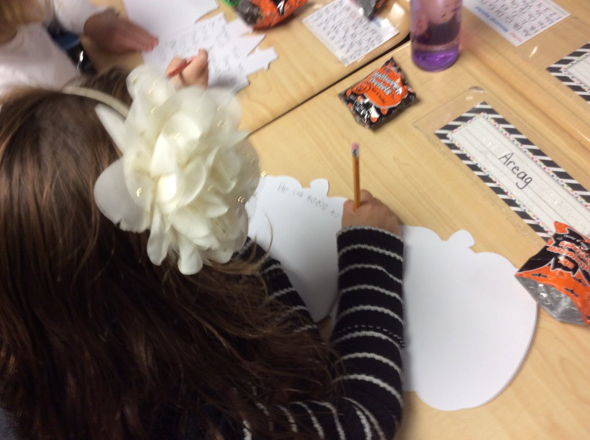 MissPichlerSR's tweet photo. More stories @srstoh @MissPichlerSR #Halloween2017 #firstgradeholidays https://t.co/3FiwD3ekT6