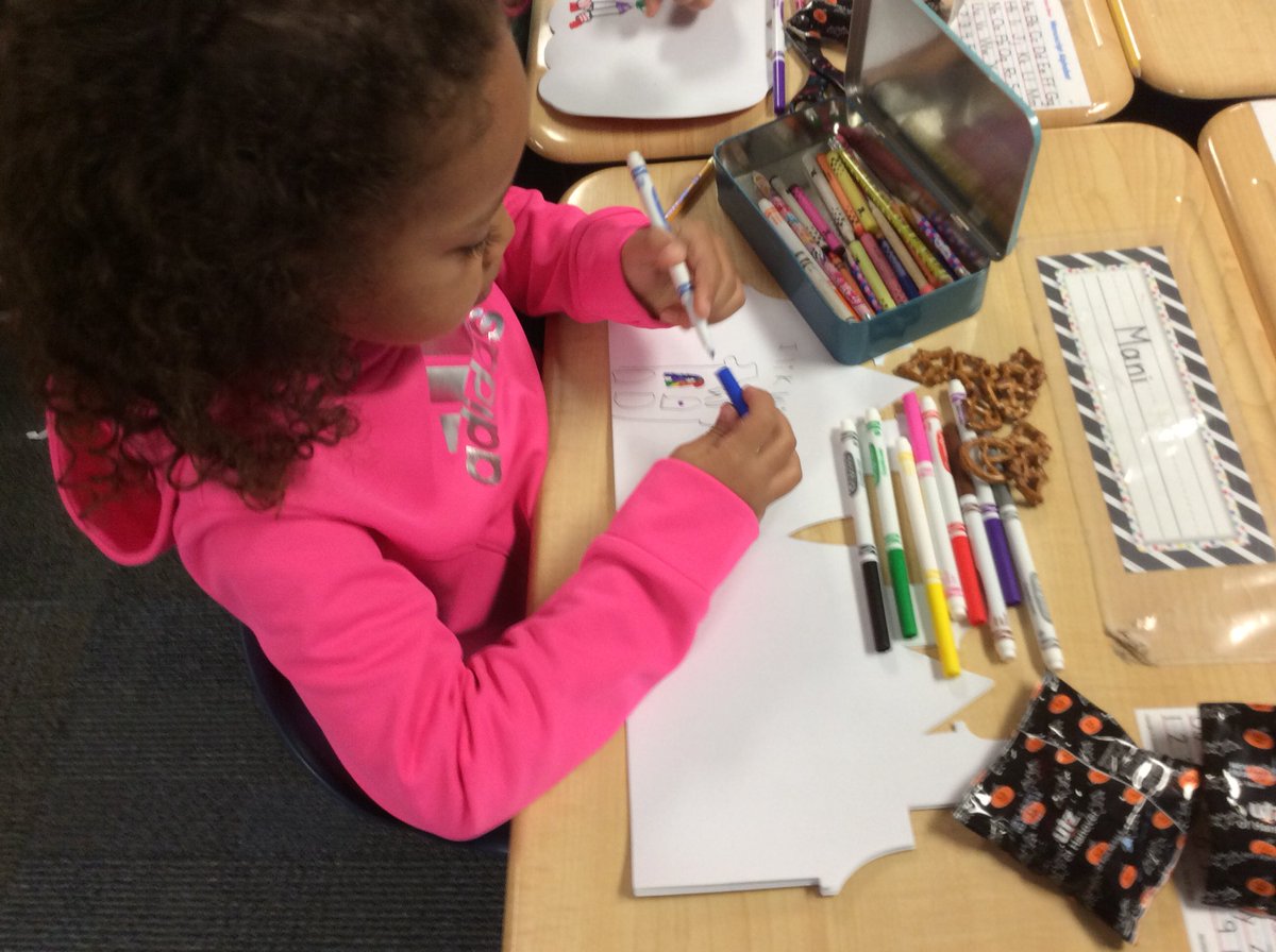 MissPichlerSR's tweet photo. More stories @srstoh @MissPichlerSR #Halloween2017 #firstgradeholidays https://t.co/3FiwD3ekT6