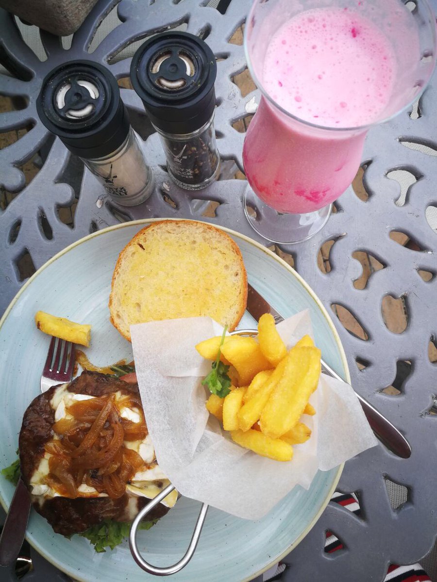 OudeWerfHotel's tweet photo. Retweet if you like burgers and milkshakes... π π₯ #oudewerf #summer #ourmilkshakes https://t.co/XNHhQ9HPQN