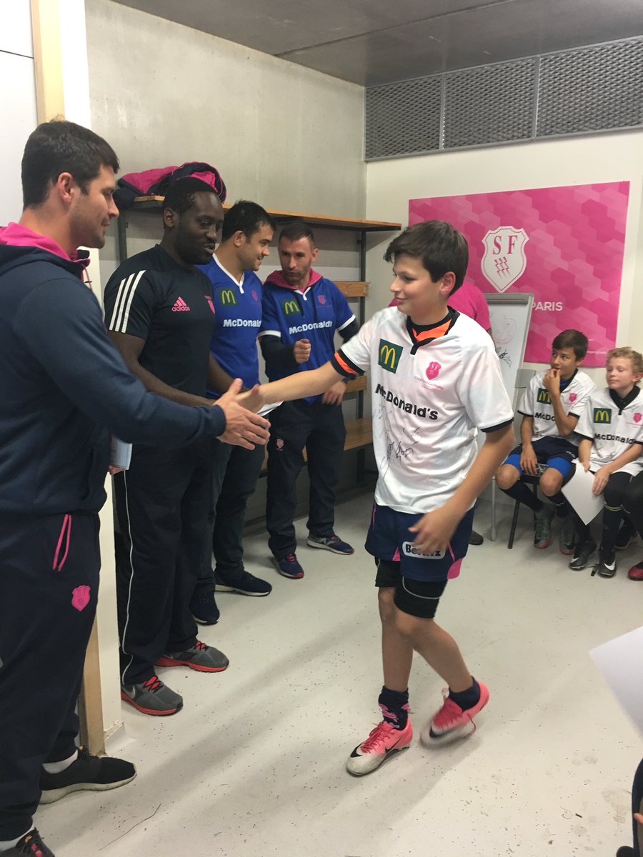 stagerugbysfp's tweet photo. Remise des diplômes par @mornesteyn 🙌🏼 Merci Morne! 
Super moment!
#StageRugbySFP https://t.co/Vqgzi0O2Pv