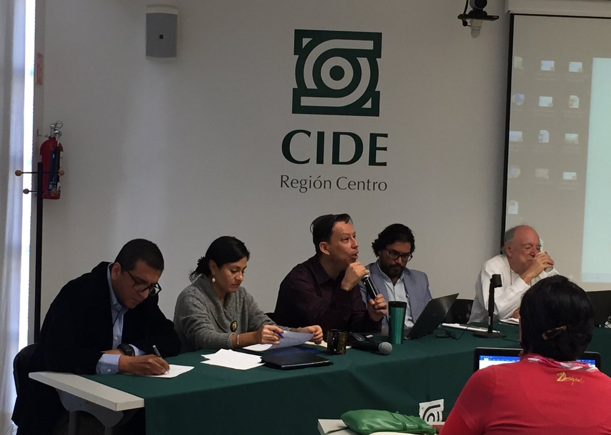 alenuu's tweet photo. Panel de lujo en @CIDE_MX #RISC2017 #CitiesInFlux Retos de gobernanza @odmeza @raulpacheco @JaimeSainzS Marcela López-Vallejo David Barkin https://t.co/3DzjB3xYNX