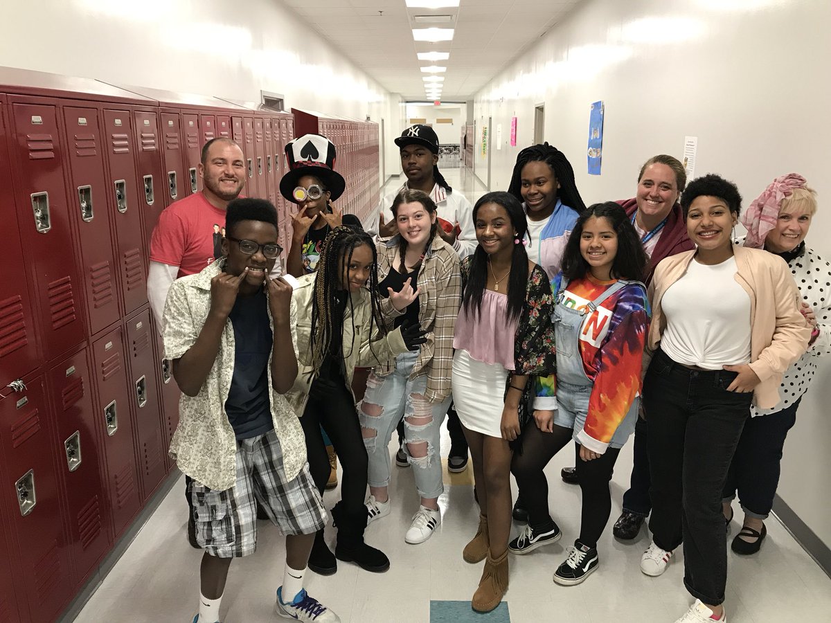 MrWilliamsWaves's tweet photo. Decade Day @NorthWakeCCA for spirit week
#IssaManagement
#SuiteLifeofCA
#wavesfam https://t.co/HNjuBHF02U
