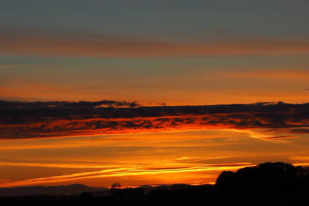 danmarkvejret's tweet photo. Flot aftenhimmel over #Bjerringbro mandag aften 🌅
Foto: Tage Svindt Christensen https://t.co/JbNdYf06qo