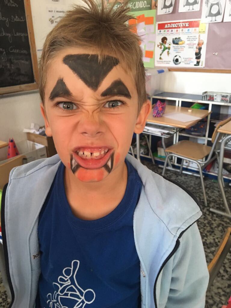 ColegioAmoros's tweet photo. Halloween Photoboo in Year 3 and a bunch of Vampires! #PrimAmoros #ArtsnCrafts #Halloweenisfun https://t.co/30efELv5dN