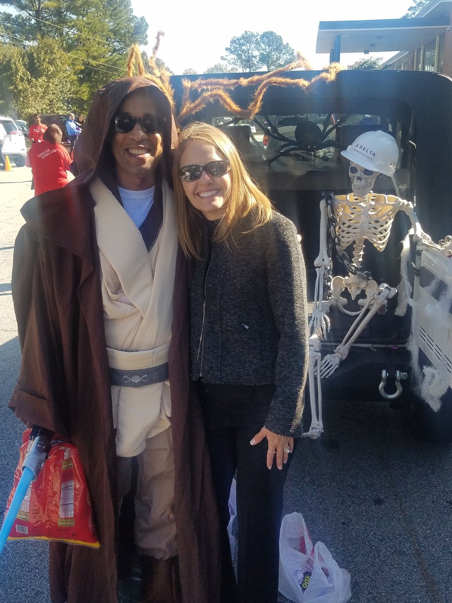 APSHutchinson's tweet photo. Students are excited for 
@delta Trunk or Treat! Delta employees came dressed for the occasion, even VP of Cargo, Shawn Cole! @CarstarphenMJ https://t.co/hlbFHgBQH7