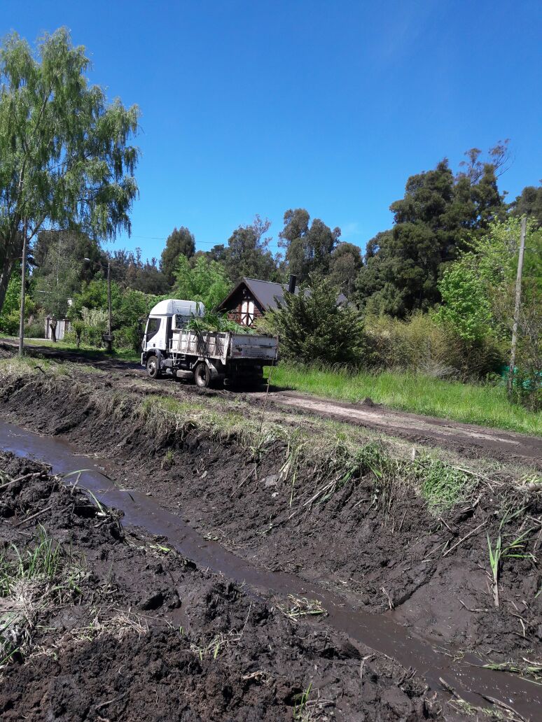 PRENSAOSSE's tweet photo. Continuamos avanzando con el mantenimiento pluvial preventivo en la cuenca del #ArroyoCorrientes, en la zona del #BosquePR // @mariodellolio https://t.co/eNuc7V4Zj1