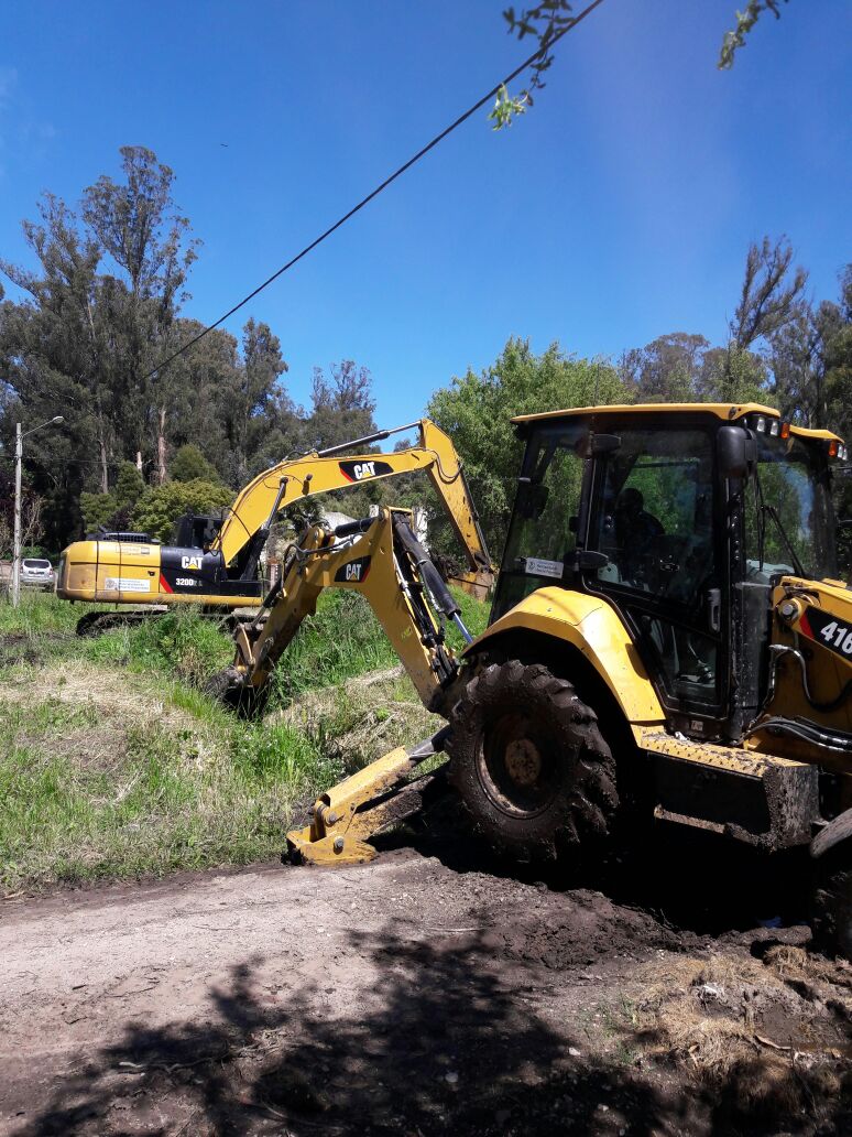 PRENSAOSSE's tweet photo. Continuamos avanzando con el mantenimiento pluvial preventivo en la cuenca del #ArroyoCorrientes, en la zona del #BosquePR // @mariodellolio https://t.co/eNuc7V4Zj1