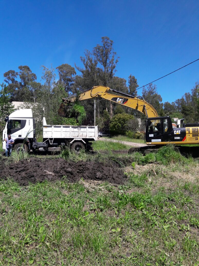 PRENSAOSSE's tweet photo. Continuamos avanzando con el mantenimiento pluvial preventivo en la cuenca del #ArroyoCorrientes, en la zona del #BosquePR // @mariodellolio https://t.co/eNuc7V4Zj1