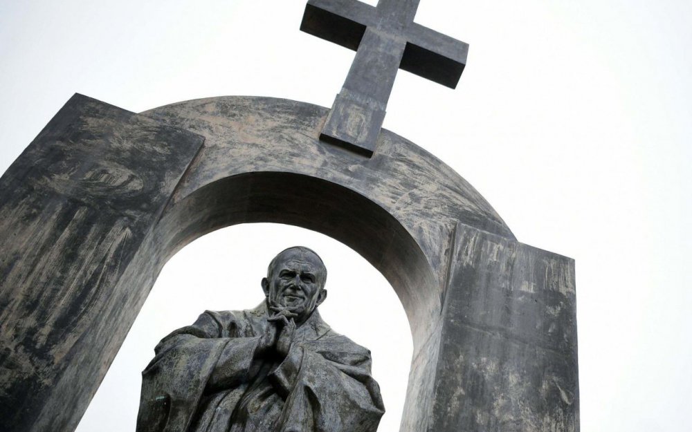 bretagnebretons's tweet photo. #Bretagne : la décision de démonter la croix d'une statue de Jean-Paul II fait scandale https://t.co/KID7k8Ky8U https://t.co/MEW62Afl5o