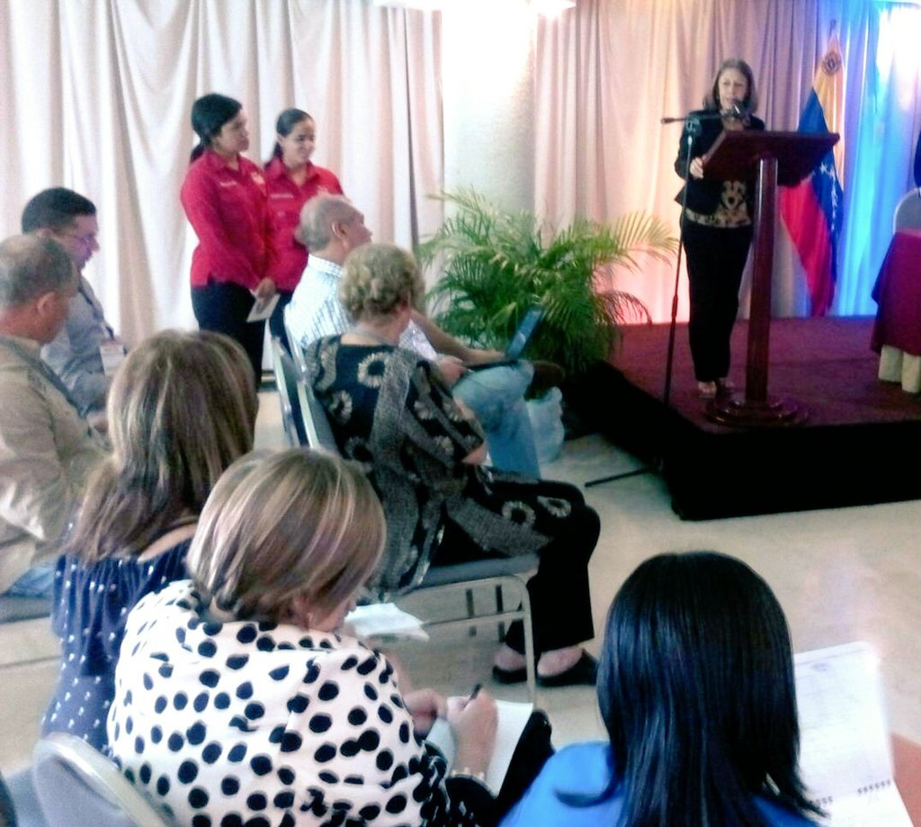 magdelyvalbuena's tweet photo. En este momento estamos en reunión con el equipo de trabajo para fortalecer el desarrollo del #ZuliaPotencia https://t.co/ibpHuOuMvy