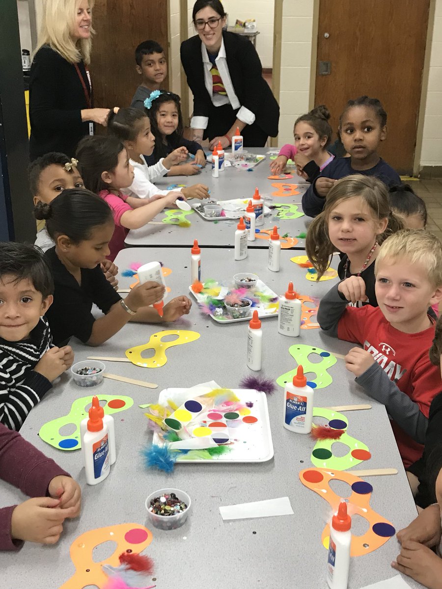 melaniearfman's tweet photo. Finley M.S. students prepared Halloween activities for Deasy students.  Thanks Finley students and staff. #FunHalloween #DeasySchool https://t.co/Oio77gUUyy