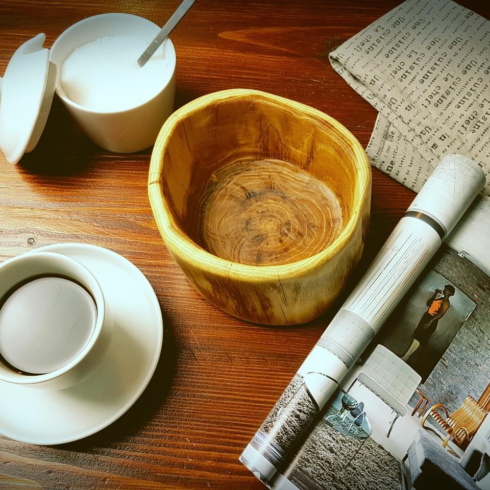 CasualDIY's tweet photo. #woodworking #woodworkinguk #casualdiy #handmade #bowl #woodenbowl #wonkybowl #youtube #youtuber #arbortech #minigrinder
Just finished my first attempt in making a bowl. It's wonky and I like it:) check my BIO for the link to the whole build video. https://t.co/ZlLemFvveo