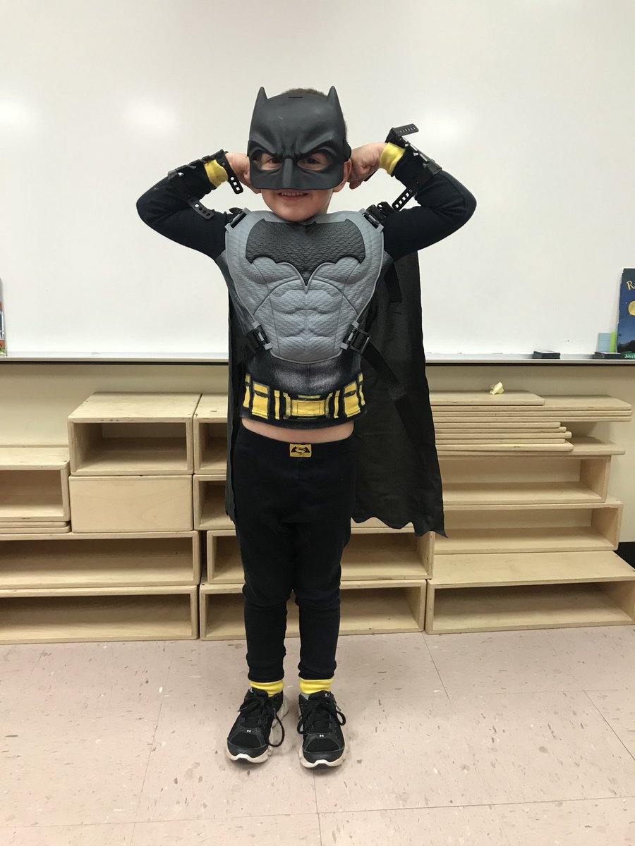 WalkowiakPreK's tweet photo. Storybook Character Parade fun! #sbcebobats #PreK https://t.co/4RPuDqmiCt