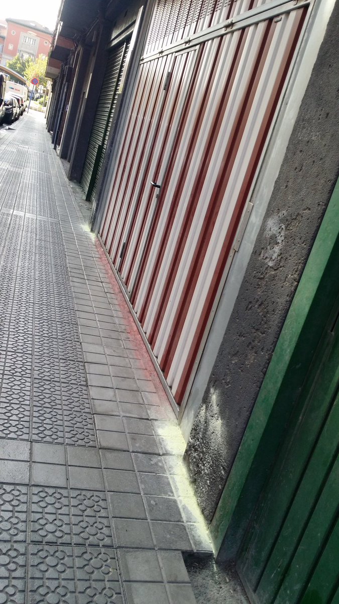 EnrikeCastllano's tweet photo. Hola .@Erandiokoudala. Me podeis decir si echar azufre en la calle está prohibido? Os recuerdo que es tóxico. Pasaos por Mitxelena 5. https://t.co/ZIWBpNpBNJ