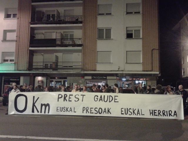 sare_herritarra's tweet photo. Ekimenak Ibon Iparragirreren egoera larria salatu ta bere, zein larriki gaixo diren preso guztien etxeratzea eskatzeko herrietan #PrestGaude https://t.co/VbkdWSsH1J