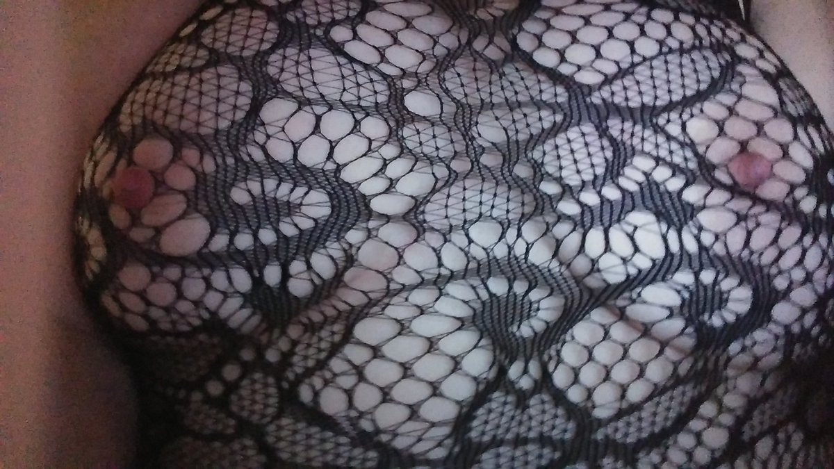 babygirlanddady's tweet photo. Its so cold... #tittytuesday#rockhardnipples https://t.co/GggDGyKNit
