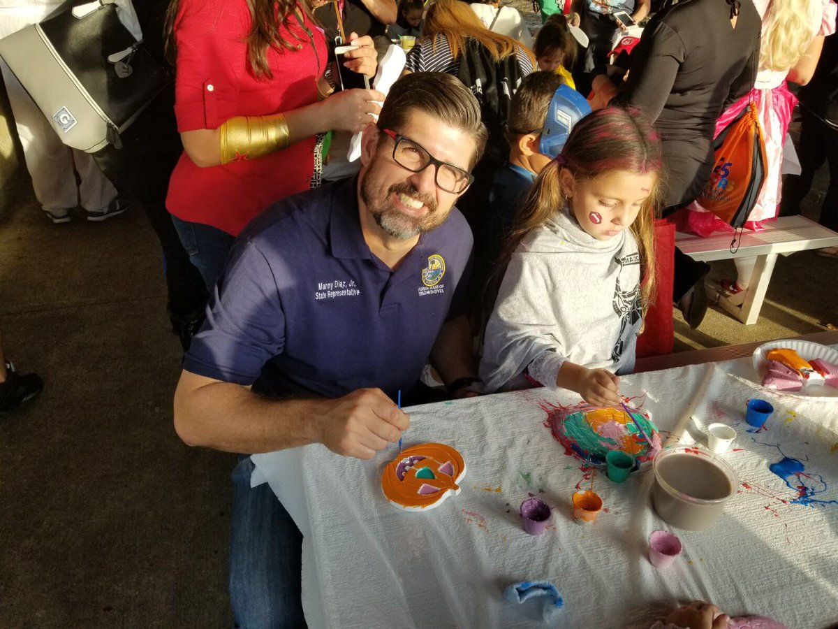 PresMannyDiazJr's tweet photo. A little pumpkins decorating with the #DiazPrincesses #MiamiLakes https://t.co/eNW6tqI92D
