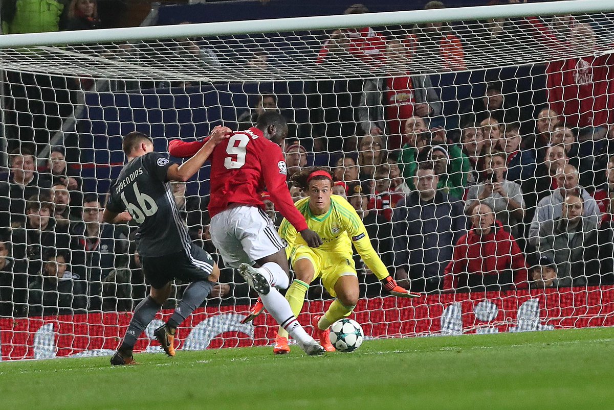 SLBenfica's tweet photo. 📸 Flashes do #MUFCSLB. #UCL https://t.co/x9nL0Nz7dS