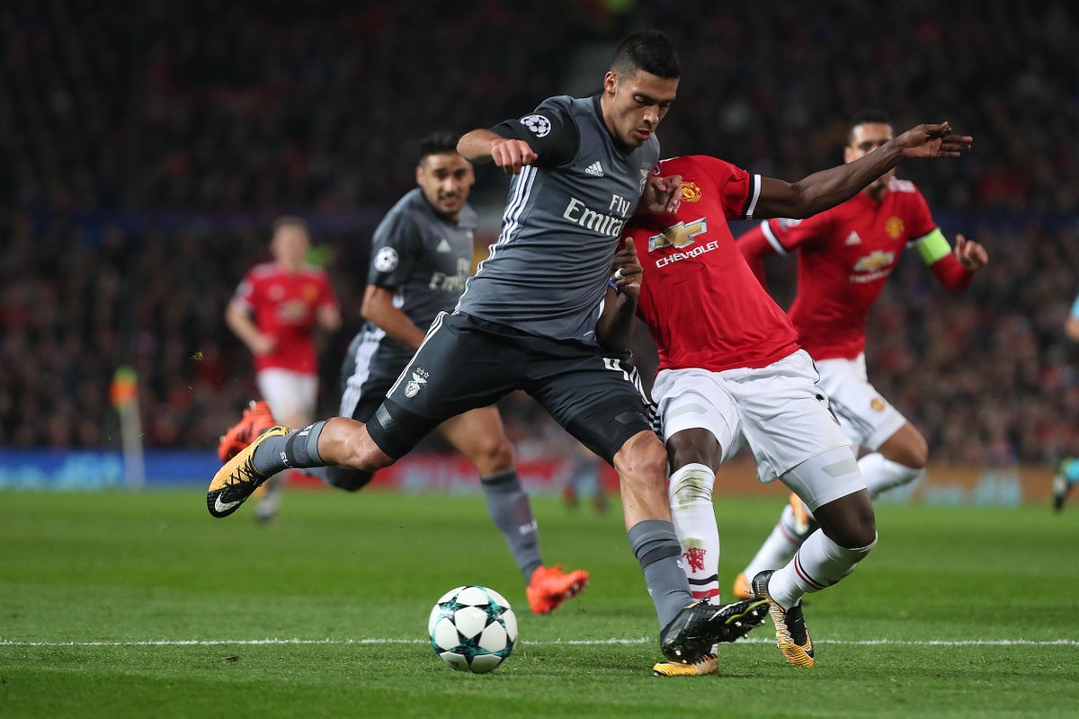 SLBenfica's tweet photo. 📸 Flashes do #MUFCSLB. #UCL https://t.co/x9nL0Nz7dS