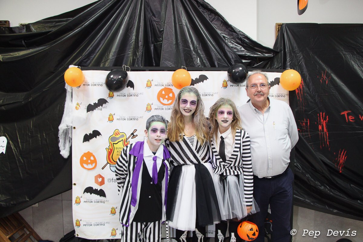 fallafrayj's tweet photo. Gran vesprada terrorífica al nostre Casal on no podien faltar les disfresses i el #trucotrato! #Halloween2017 #FrayJMenuda #bunyxocfoc https://t.co/6LEFIqOk79