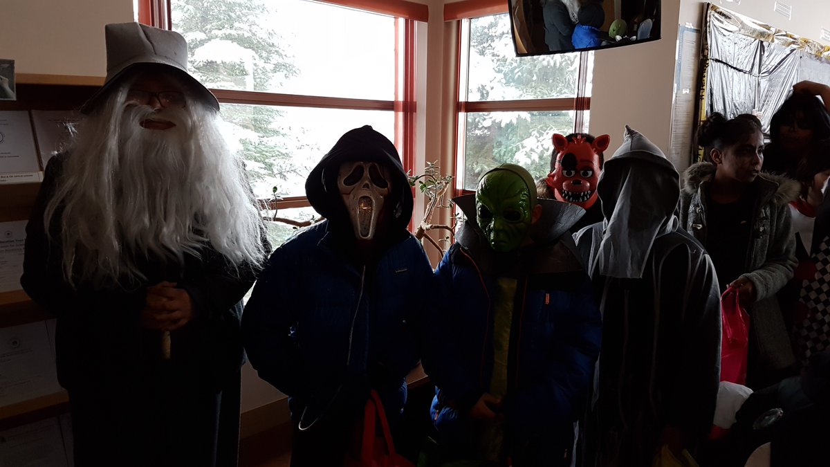 SamsonCreeNEA's tweet photo. Brave students who made it through our haunted tunnel were given a reward. We would like to wish everyone a happy and safe Halloween! 🎃👽👻 https://t.co/0iefnVL4tI