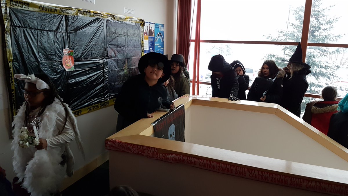 SamsonCreeNEA's tweet photo. Brave students who made it through our haunted tunnel were given a reward. We would like to wish everyone a happy and safe Halloween! 🎃👽👻 https://t.co/0iefnVL4tI