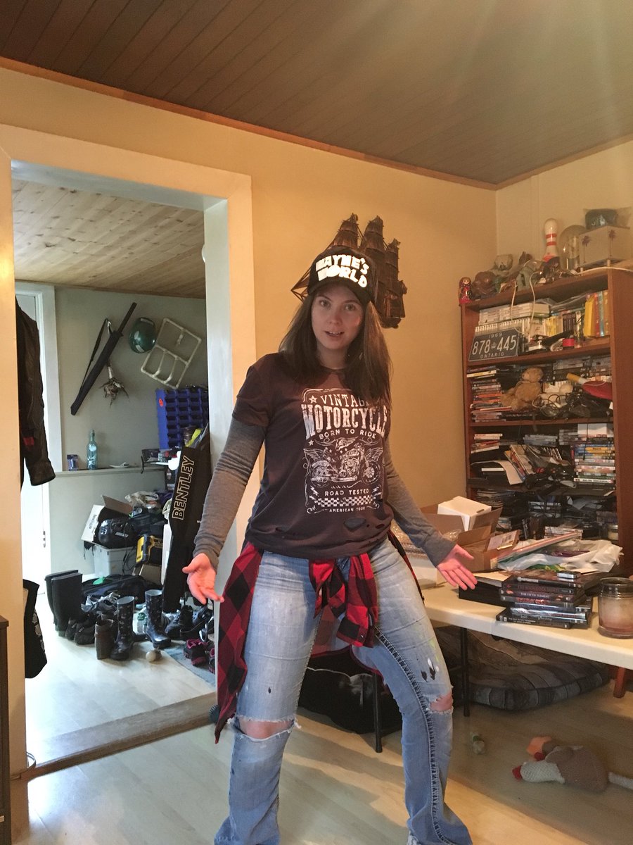 RBecsPage's tweet photo. Wayne’s World Her Way! Happy Halloween! Shwing! #WaynesWorld #CanadianCostume https://t.co/QKjEtBGKZk