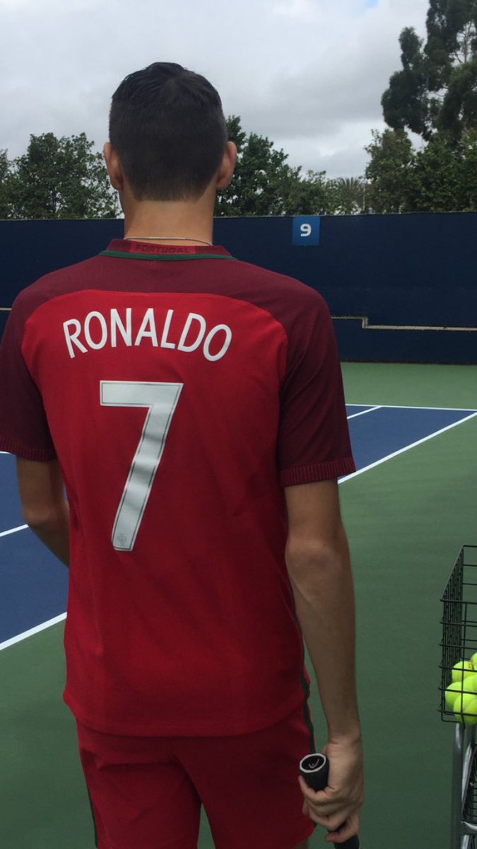 Taylor_Fritz97's tweet photo. Oct 31 at the StubHub Center 😂 https://t.co/UA6CL01arH