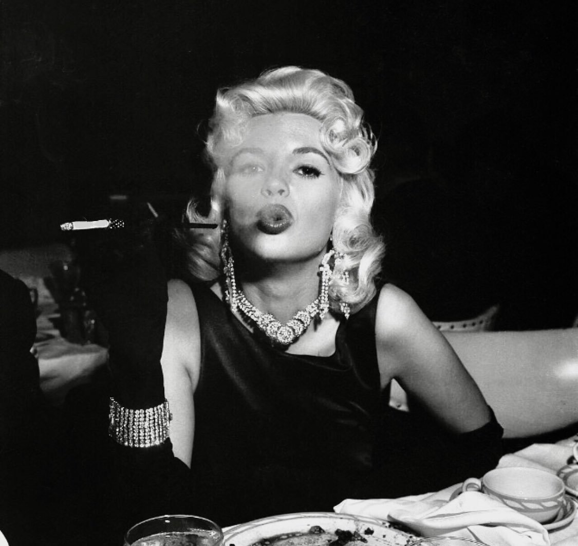 nostalji serisinde bu gece Jayne Mansfield kapalı mekanda sigara içiyor