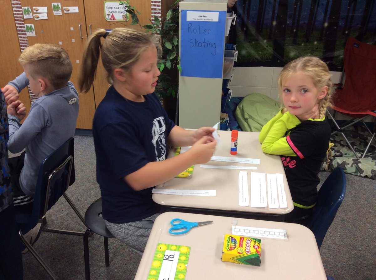 ljkolasinski's tweet photo. Making books with our buddies @GlacierRidgeD47 
#greatwaytospendhalloween https://t.co/BaTrBIMerh