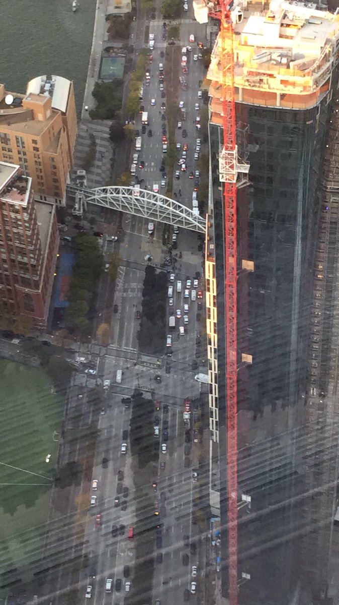 YassinKarmoudi's tweet image. Intussen veilig vanuit de World Trade Centre aan het kijken. Ik stond een straat verderop toen het gebeurde #NY #NYattack