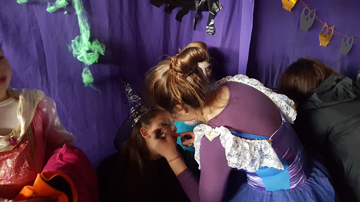 MuniChileChico's tweet photo. A esta hora se celebra Halloween en el ex gimnasio frente a @MuniChileChico. Actividad organizada por OPD es un éxito total! https://t.co/BwIATHyb9L