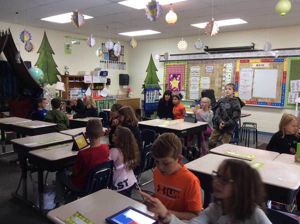 ljkolasinski's tweet photo. Learning some Halloween trivia @GlacierRidgeD47 
#welovekahoot https://t.co/3dJcir5AYz