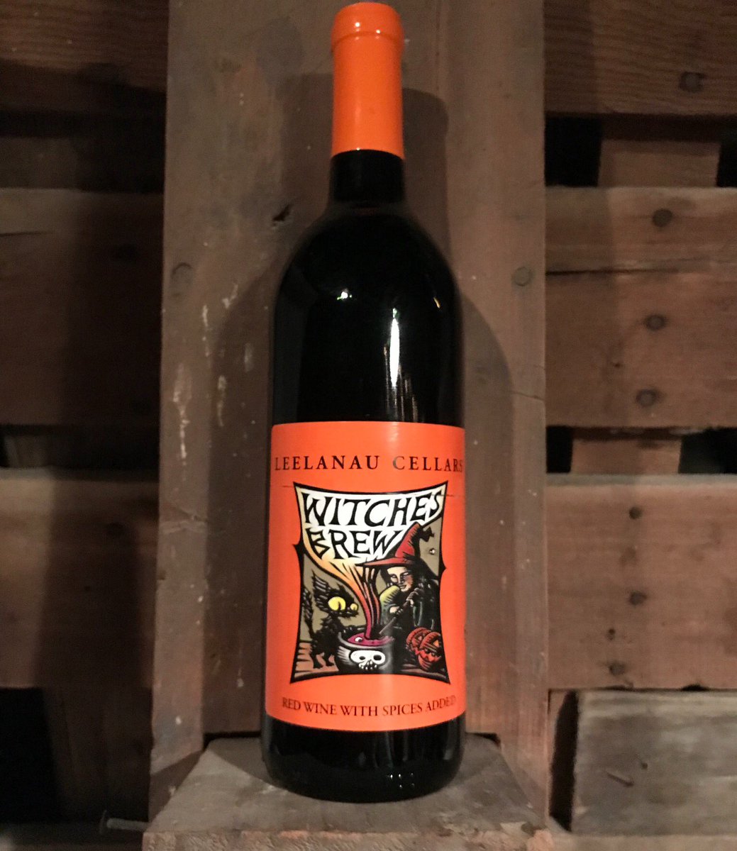 GrapeEscapeTV's tweet photo. #TrickOrTreatingIn5Words  Wine and candy pairs perfectly 🍷🍫🎃#HappyHalloween2017 https://t.co/OzSMCIuu9o