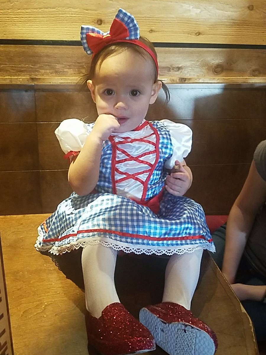 stephwithorne's tweet photo. Baby Dorothy came in for some trick or treating😍 #Teamlogans https://t.co/VjCrN3U0PJ